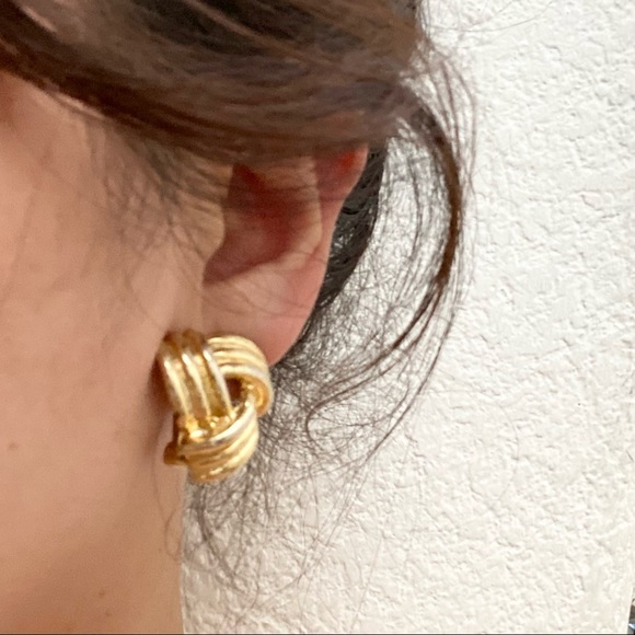 Vintage Unsigned Gold-tone Knot Clip On Earrings - Picture 2 of 13